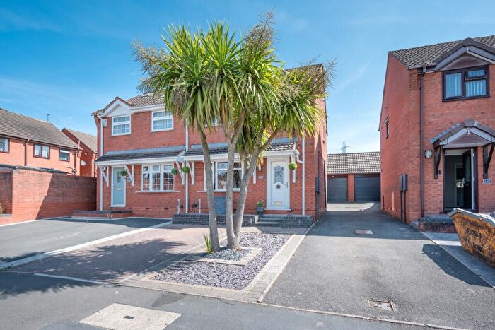 3 Bedroom Semi-Detached House For Sale In Farmer Way, Tipton, DY4