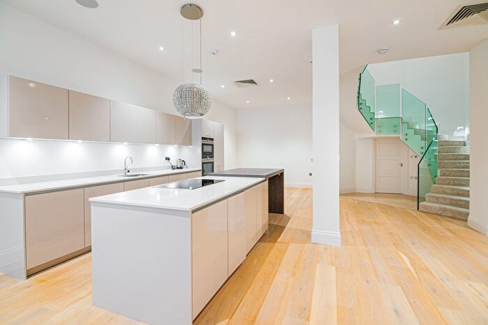 2 Bedroom Flat To Rent In Victoria Street, Windsor, SL4