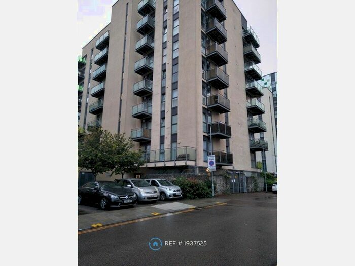 2 Bedroom Flat To Rent In Roehampton House, Dagenham, RM8