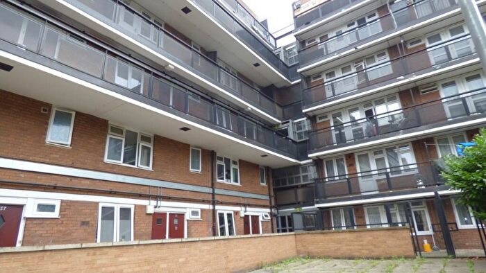3 Bedroom Maisonette For Sale In Marden Square, London, SE16