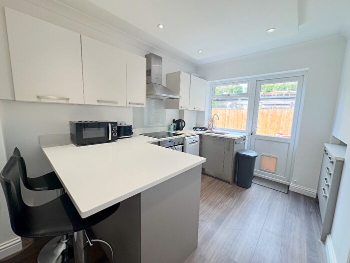 2 Bedroom Flat To Rent In Broom Hill, SL6