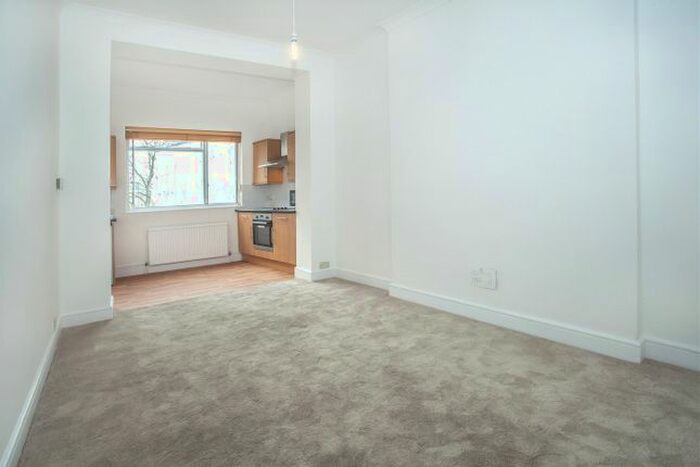 2 Bedroom Flat To Rent In Campden Hill Gardens, Kensington, London, W8