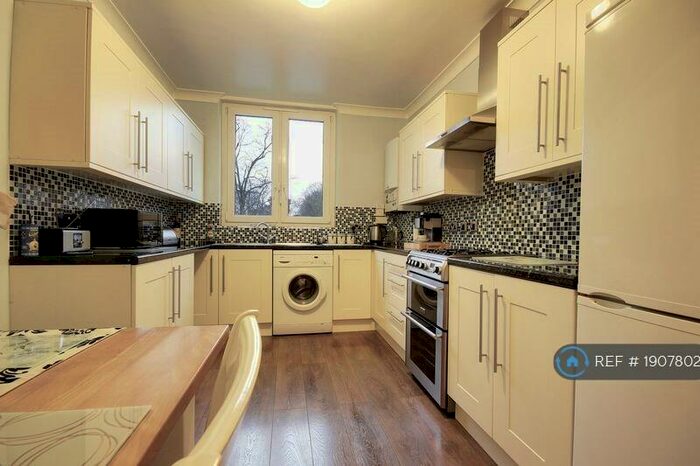 3 Bedroom Flat To Rent In Warwick Grove, London, E5