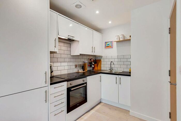 1 Bedroom Flat To Rent In West Barnes Lane, Motspur Park, New Malden, KT3