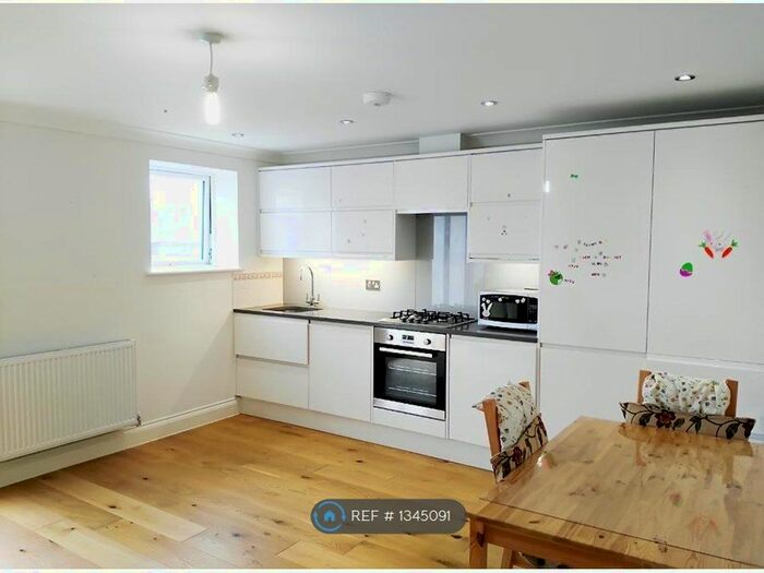 2 Bedroom Flat To Rent In Whippendell Road, Watford, WD18