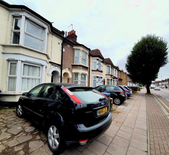 2 Bedroom Flat To Rent In Nags Head Road, EN3