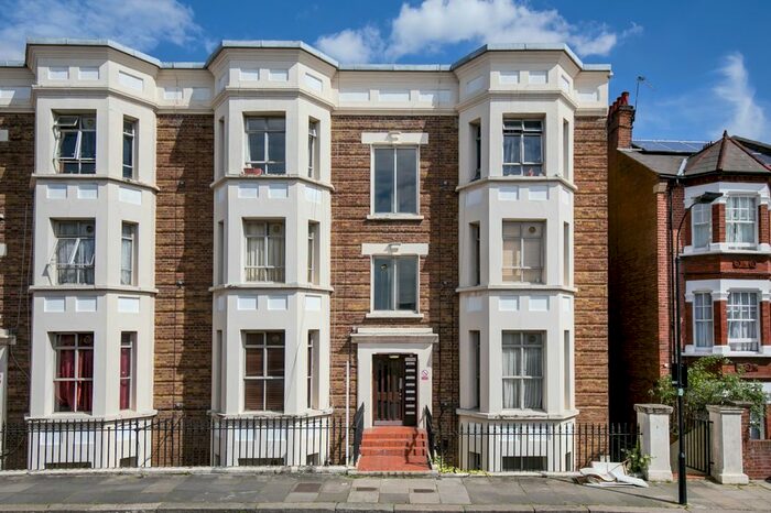 1 Bedroom Flat To Rent In Curwen Road, Shepherds Bush, London, W12