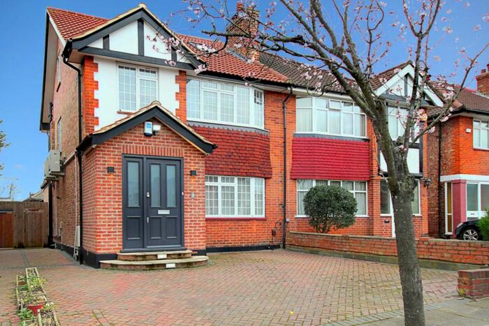5 Bedroom Semi-Detached House To Rent In Gibbon Road, Acton, W3