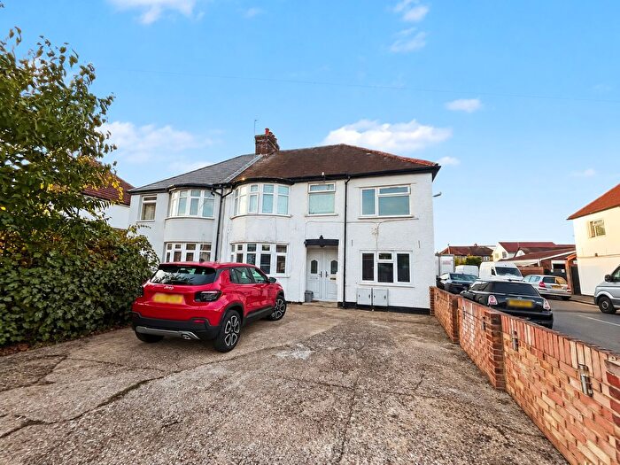 3 Bedroom Flat To Rent In Furnival Avenue, Slough, SL2