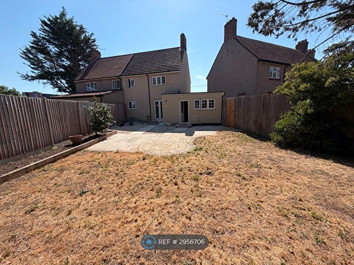 3 Bedroom Semi Detached House To Rent In Plum Garth, Brentford, TW8