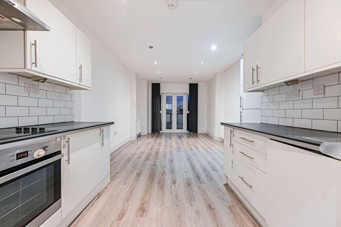 2 Bedroom Flat To Rent In Bromley Road, Catford, London, SE6