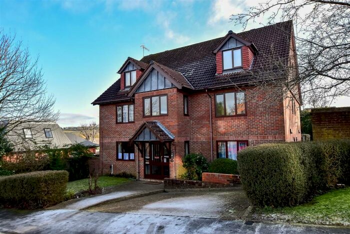 2 Bedroom Flat To Rent In Park View Road, Berkhamsted, HP4