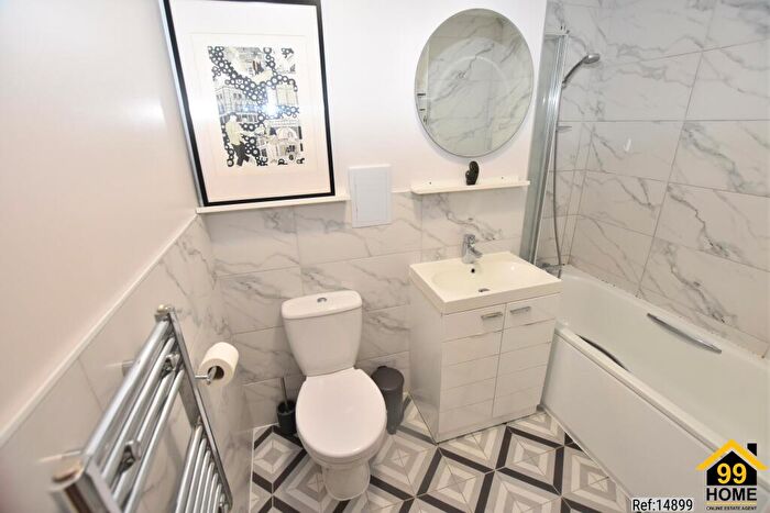 1 Bedroom Apartment For Sale In Oakleigh Court, London, Greater, N1