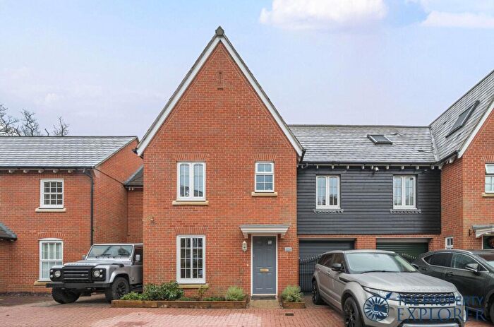 4 Bedroom Link Detached House For Sale In Fernhill Place, Sherfield-On-Loddon, RG27