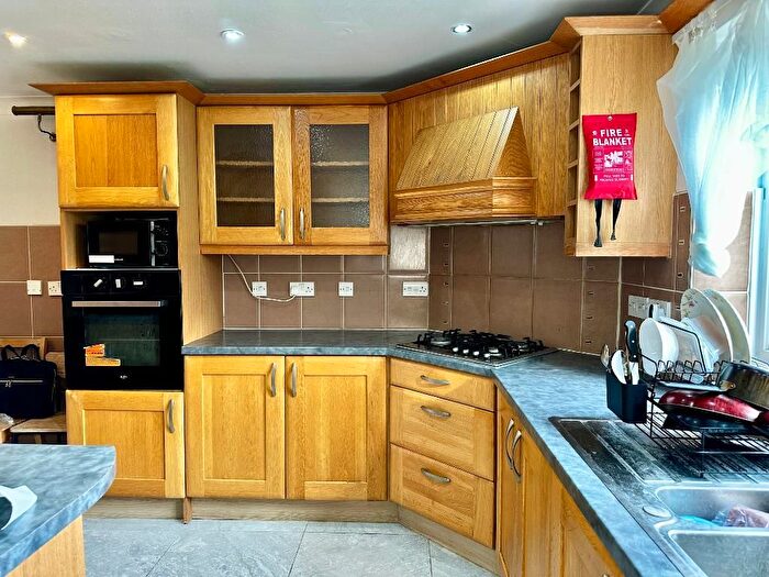 5 Bedroom Semi-detached House For Sale In Batchwood Green, Orpington, BR5