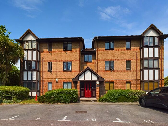 2 Bedroom Flat To Rent In Varsity Drive, Twickenham, TW1