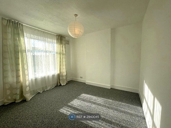 1 Bedroom Flat To Rent In Chingford, London, E4
