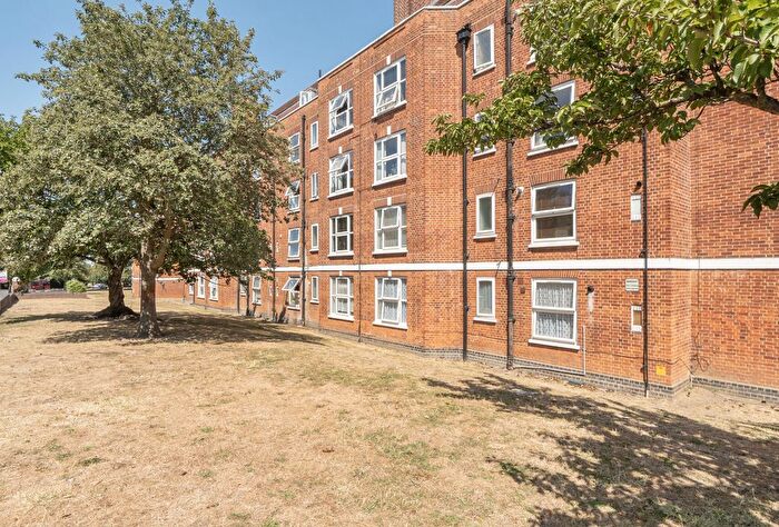 2 Bedroom Flat For Sale In Hatfeild Mead, Morden, SM4