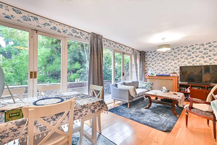 3 Bedroom Maisonette To Rent In The Colonnades, Paddington, London, W2