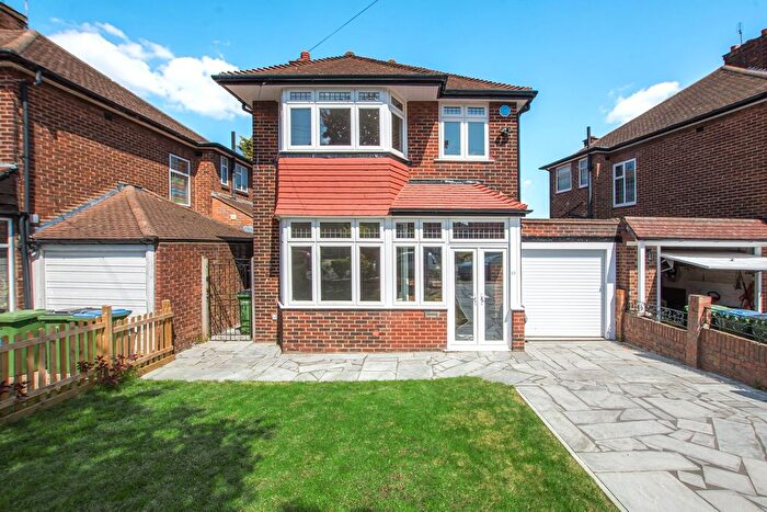 3 Bedroom Detached House For Sale In Mereworth Drive, London, SE18