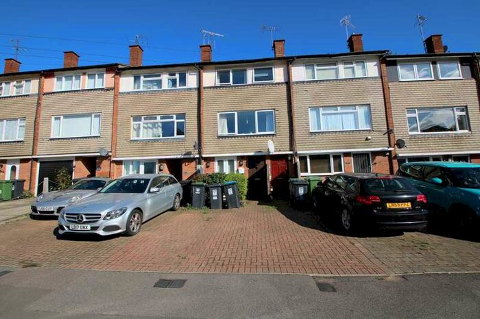 3 Bedroom Maisonette Flat To Rent In Close To Train Station, HP3