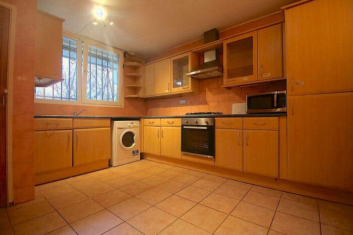 4 Bedroom Flat To Rent In Prusom Street, London, E1W