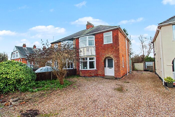 3 Bedroom Semi Detached House For Sale In Little Glen Road, Glen Parva, Leicester, LE2