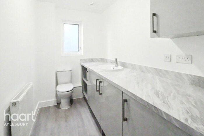 3 Bedroom Detached House For Sale In The Deene, Aylesbury, HP18