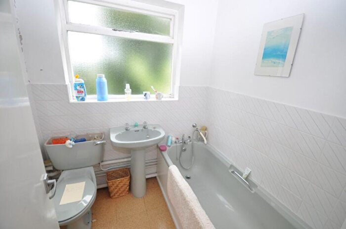2 Bedroom Flat For Sale In Dolphin Court, Frinton Sea, CO13