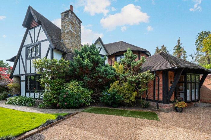 4 Bedroom Detached House For Sale In Silverdale Avenue, Ashley Park, Walton-on-Thames, KT12