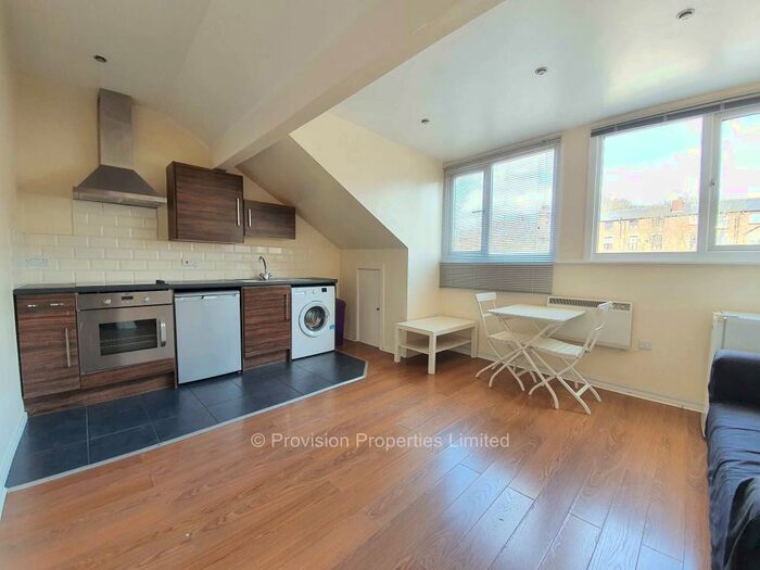 2 Bedroom Flat To Rent In Moorland Avenue, Hyde Park, Leeds, LS6