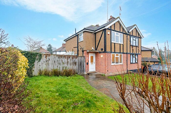 3 Bedroom Semi-Detached House For Sale In Maxwell Close, Mill End, WD3
