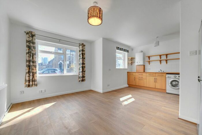 2 Bedroom Flat To Rent In Tollington Park, London, N4