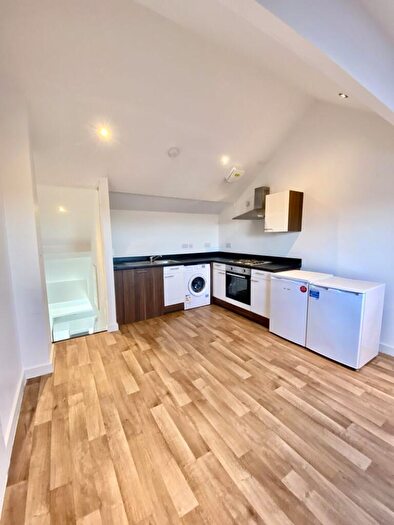 1 Bedroom Flat To Rent In Jubilee House - Duplex Studio, L7