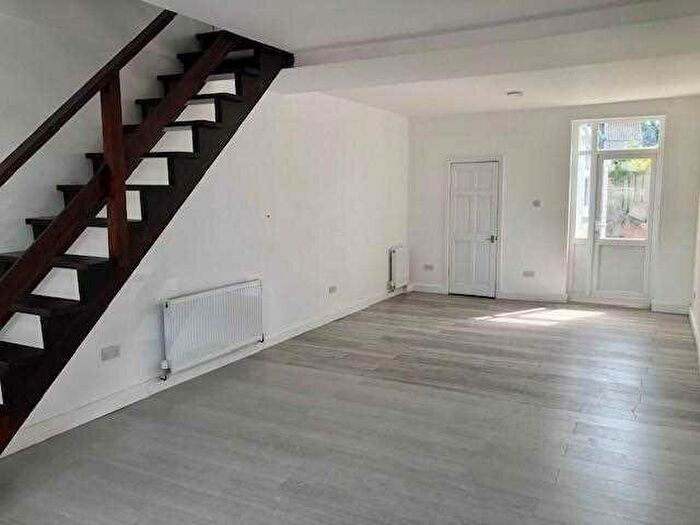 3 Bedroom House To Rent In Ward Street, New Tupton, S42