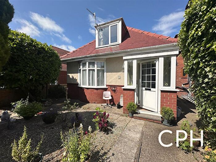 2 Bedroom Detached Bungalow For Sale In Hillcrest Avenue, Scarborough, YO12