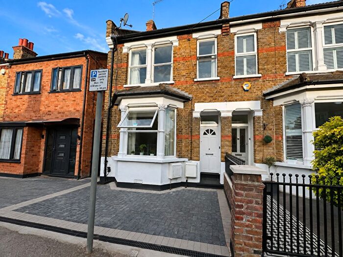 2 Bedroom Flat For Sale In Woodville Road, London, E18