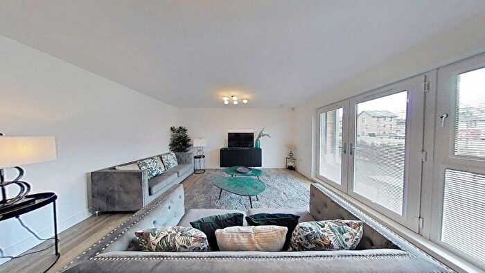 3 Bedroom Flat To Rent In Meadowsweet Drive, Edinburgh, Midlothian, EH4