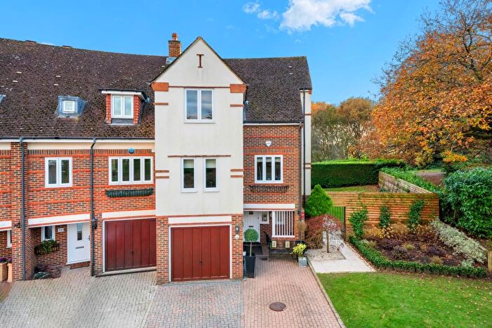 6 Bedroom Town House For Sale In St. Nicholas Crescent, Woking, GU22