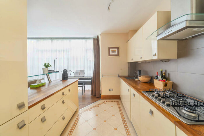 2 Bedroom Flat To Rent In Roy Square, Poplar, E14