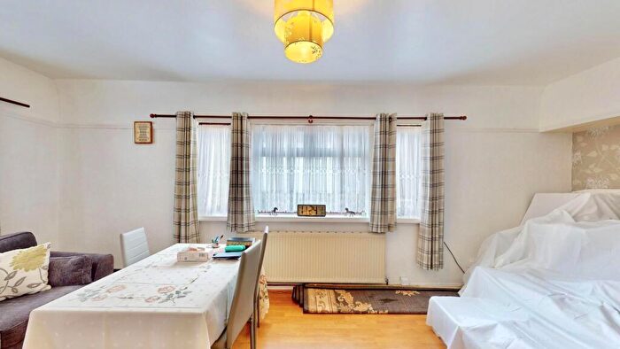 3 Bedroom End Of Terrace House For Sale In Greenway, Dagenham, RM8