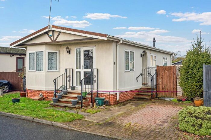 2 Bedroom Park Home For Sale In Orchards Residential Park, Langley, SL3