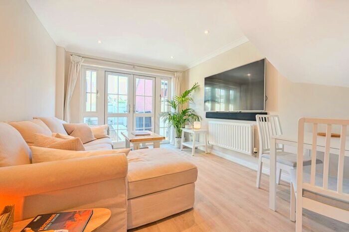 3 Bedroom End Of Terrace House To Rent In Derisley Close, Byfleet, West Byfleet, KT14