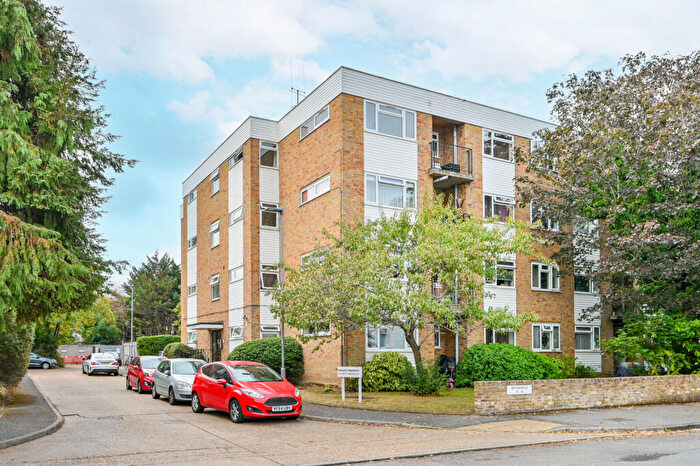 2 Bedroom Flat For Sale In Uxbridge Road, Surbiton, Kingston Upon Thames, KT1