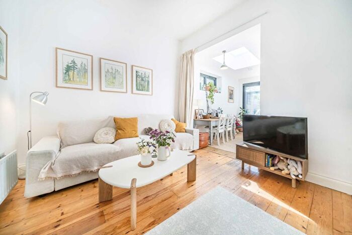1 Bedroom Flat For Sale In Longley Road, Tooting, SW17