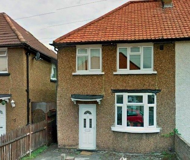 3 Bedroom Semi-Detached House To Rent In Hanover Circle, Hayes UB3