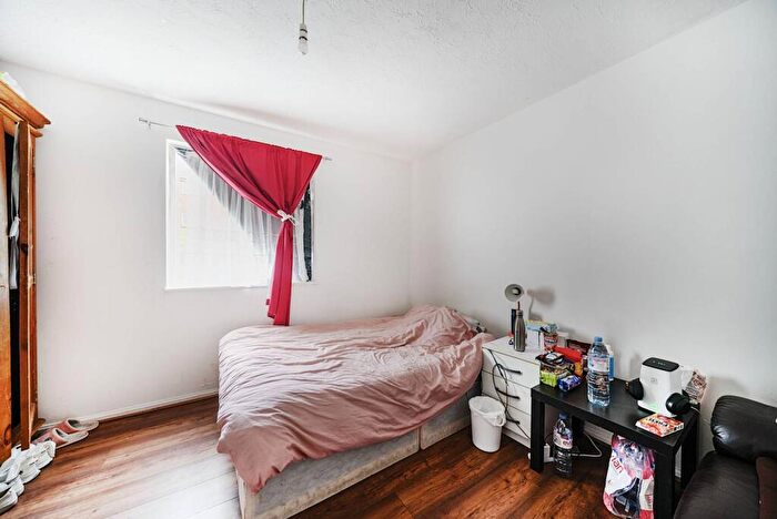 1 Bedroom Flat For Sale In Kennedy Close, Mitcham, CR4