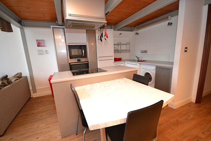 2 Bedroom Apartment To Rent In Crusader House, City Centre, NG1