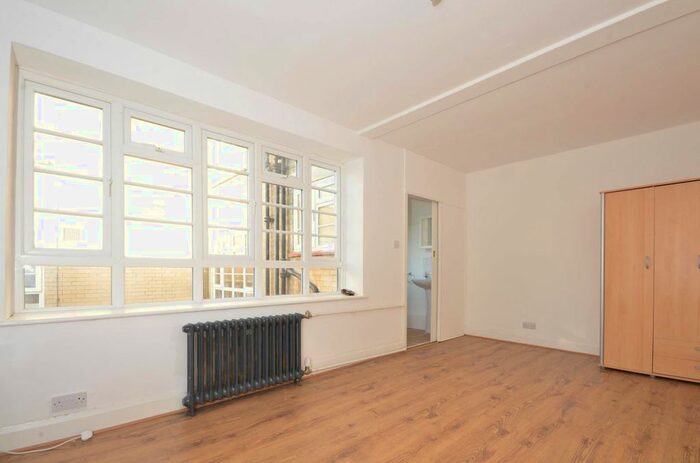 Studio To Rent In High Street, Guildford GU1