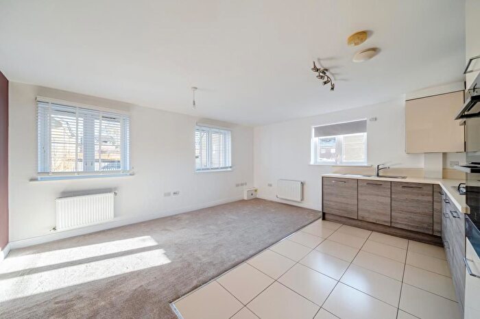 2 Bedroom Flat For Sale In Knaphill, Surrey, GU21